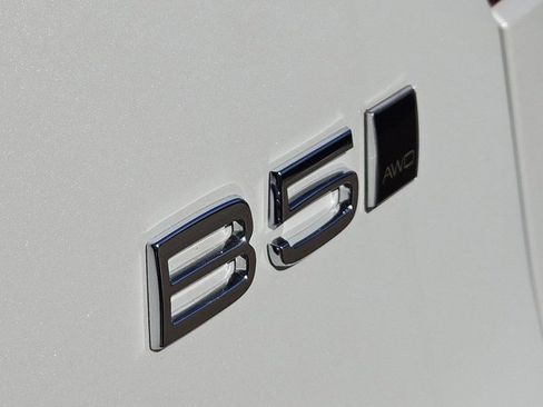 Certified 2025 Volvo XC40 B5 Core w/ Protection Package Premier image 8