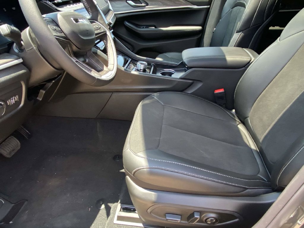 New 2026 Jeep Grand Cherokee Altitude RWD image 11