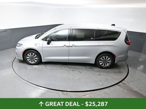 Used 2024 Chrysler Pacifica Limited FWD image 49