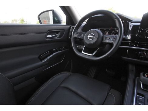 Certified 2025 Nissan Pathfinder SL FWD image 11