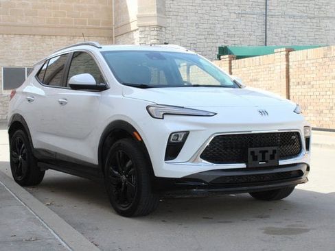 Used 2024 Buick Encore GX Sport Touring image 2