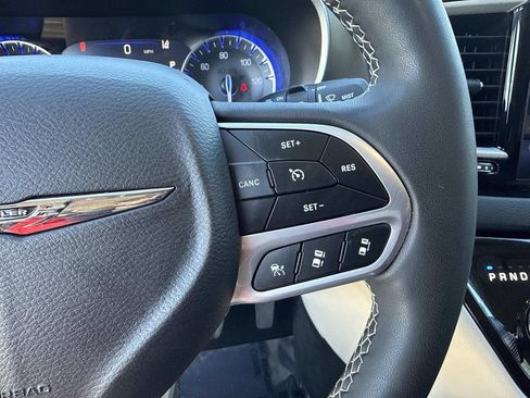 Used 2023 Chrysler Pacifica Touring-L image 38