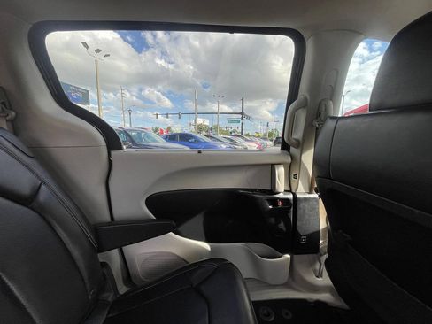 Used 2020 Chrysler Voyager Lxi FWD image 9