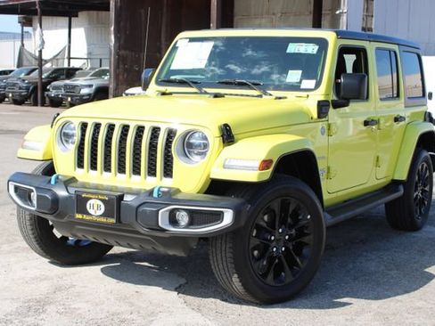 Used 2022 Jeep Wrangler Unlimited Sahara w/ Cold Weather Group AWD/4WD image 10