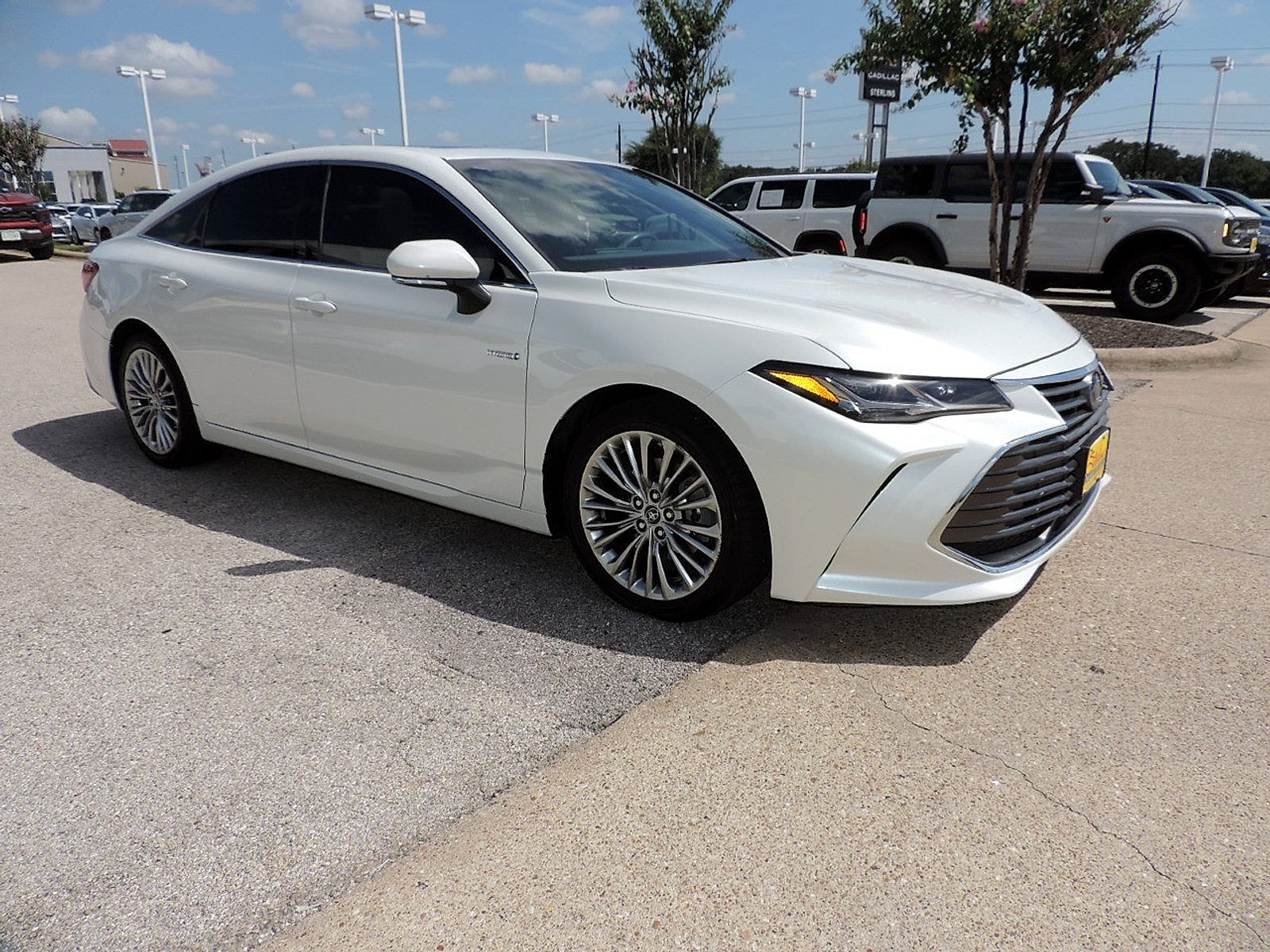 Used 2019 Toyota Avalon Limited FWD image 3