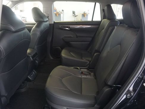 Used 2025 Toyota Highlander Limited AWD/4WD image 22
