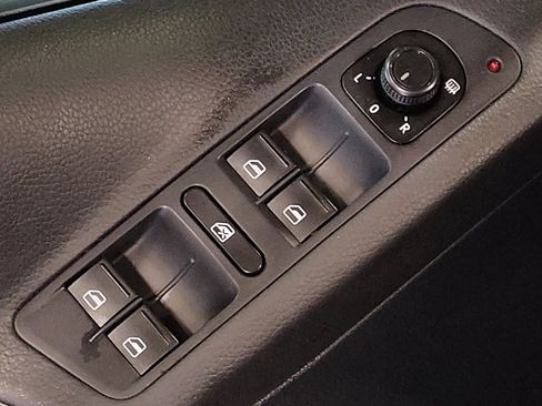 Used 2016 Volkswagen Tiguan S image 27