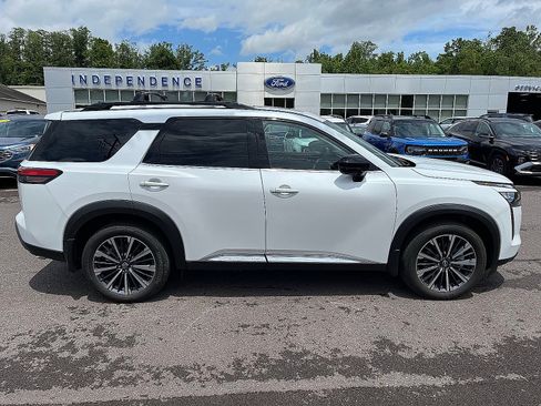 Used 2026 Nissan Pathfinder Platinum AWD/4WD image 9