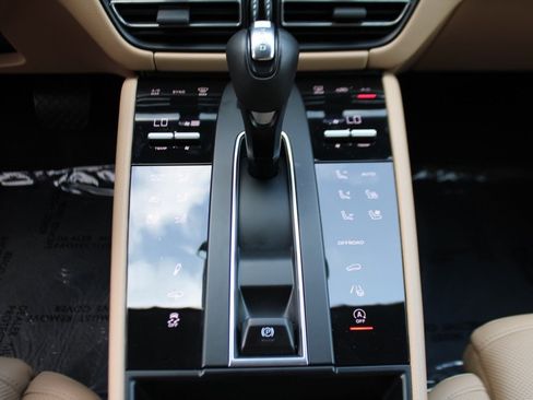 Certified 2025 Porsche Macan image 22