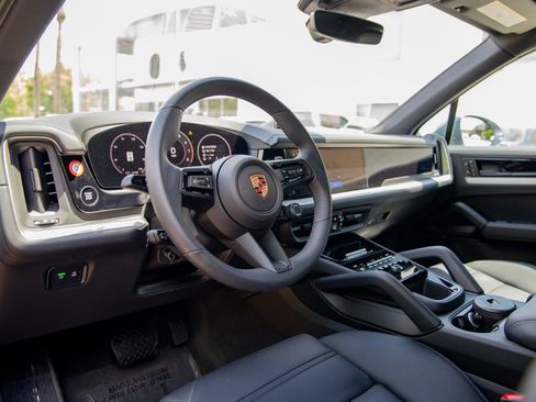 Certified 2026 Porsche Cayenne AWD/4WD image 4