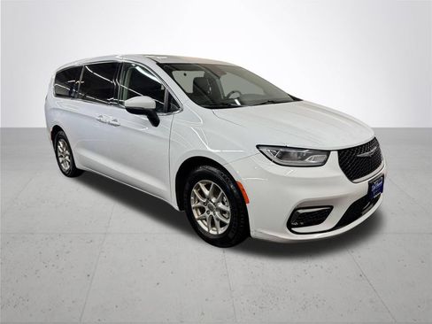 Used 2023 Chrysler Pacifica Touring-L FWD image 10