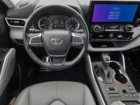Used 2023 Toyota Highlander XLE AWD/4WD image 13