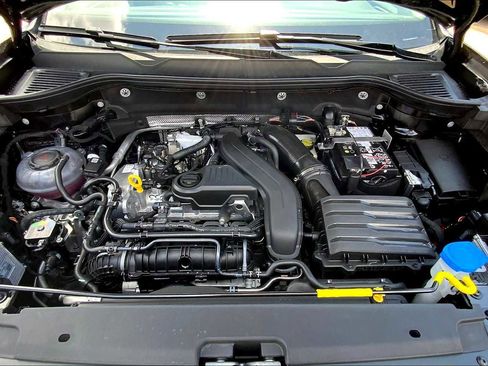 Used 2025 Volkswagen Taos SE image 16