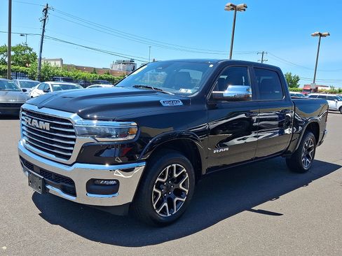 Used 2025 RAM 1500 Laramie AWD/4WD image 3