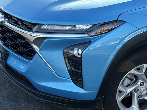 Used 2025 Chevrolet Trax LS w/ LS Convenience Package FWD image 3