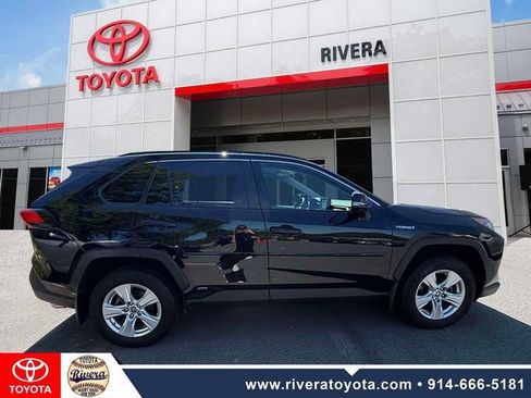 Used 2021 Toyota RAV4 LE AWD/4WD image 4