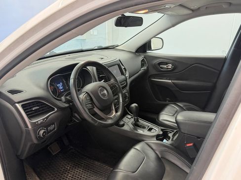 Used 2019 Jeep Cherokee Latitude Plus w/ Cold Weather Group AWD/4WD image 18