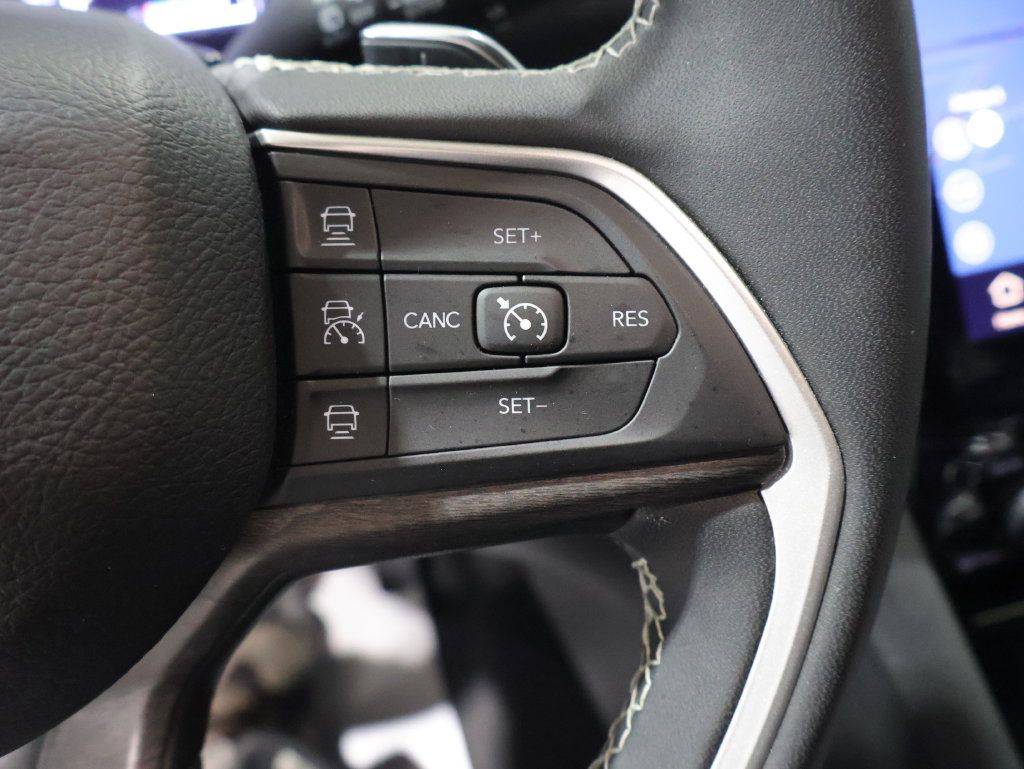 Used 2024 Jeep Grand Cherokee L Limited AWD/4WD image 33