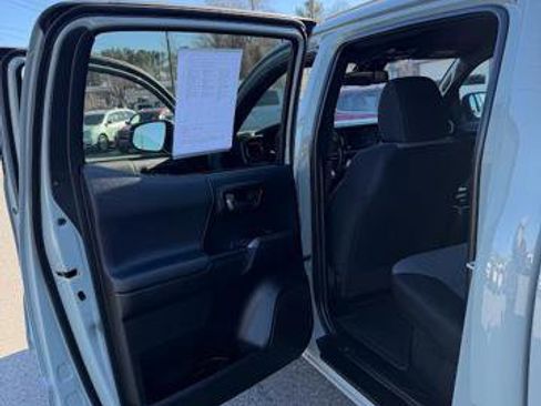 Used 2022 Toyota Tacoma TRD Off-Road w/ Technology Package image 16