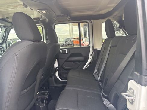 Used 2018 Jeep Wrangler Unlimited Sahara image 11