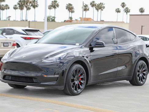 Used 2024 Tesla Model Y Long Range AWD/4WD image 3