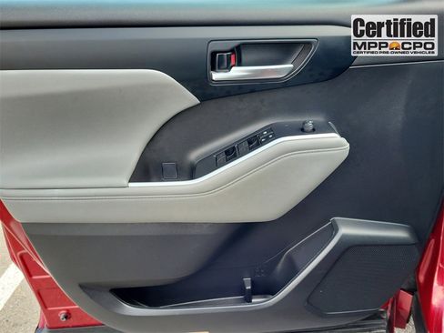 Used 2023 Toyota Highlander L image 6