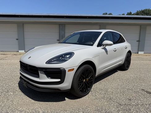 Used 2024 Porsche Macan AWD/4WD image 1