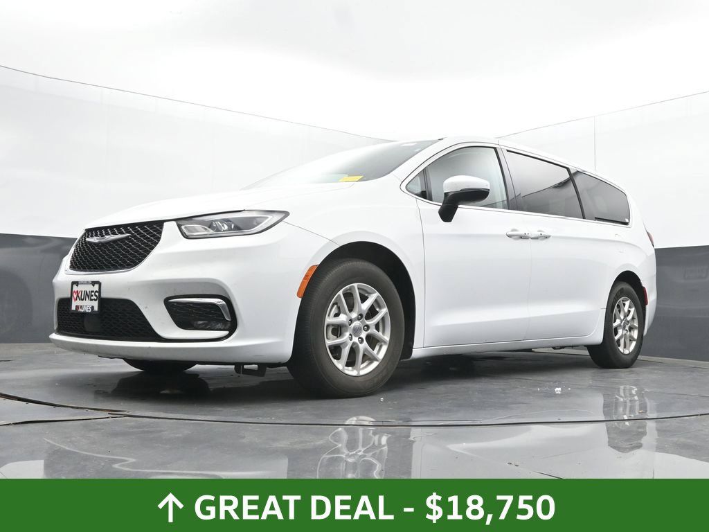 Used 2023 Chrysler Pacifica Touring-L FWD image 46