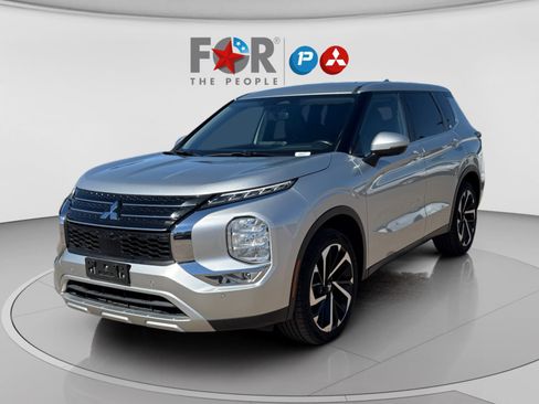 Used 2024 Mitsubishi Outlander SE image 1