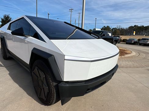 Used 2025 Tesla Cybertruck AWD Crew Cab image 5