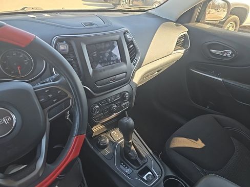 Used 2019 Jeep Cherokee Latitude w/ Popular Appearance Group image 11