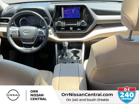 Used 2023 Toyota Highlander XLE AWD/4WD image 16
