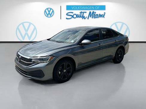 Used 2023 Volkswagen Jetta SE w/ Panoramic Sunroof Package FWD image 3