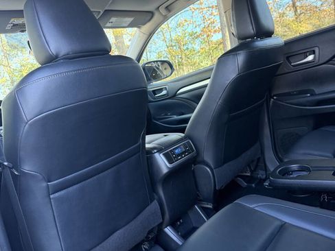 Used 2019 Toyota Highlander SE image 19