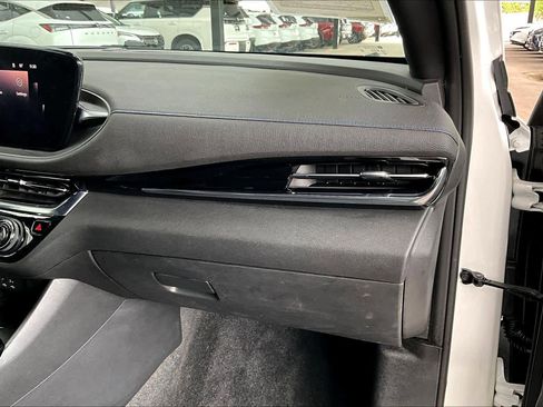 Used 2024 Buick Envista Sport Touring w/ Convenience II Package FWD image 18