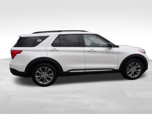 Certified 2022 Ford Explorer XLT w/ Equipment Group 202A RWD image 10