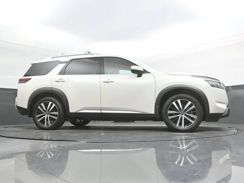 Used 2023 Nissan Pathfinder Platinum w/ Black Appearance Package AWD/4WD image 39