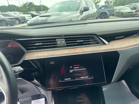 Used 2022 Audi e-tron Premium w/ Convenience Plus Package AWD/4WD image 13