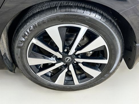 Used 2025 Nissan Sentra SV w/ SV Premium Package image 11