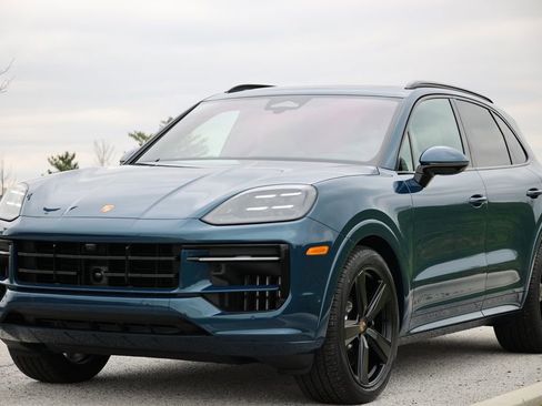 New 2026 Porsche Cayenne GTS image 17