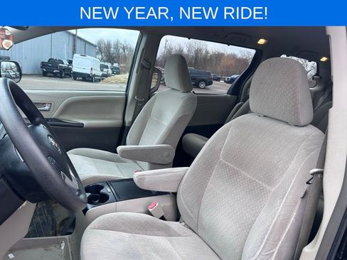 Used 2017 Toyota Sienna LE w/ Outdoor Package image 11
