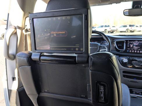 Used 2018 Chrysler Pacifica Touring-L Plus image 33