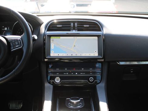 Used 2019 Jaguar F-PACE Premium AWD/4WD image 15