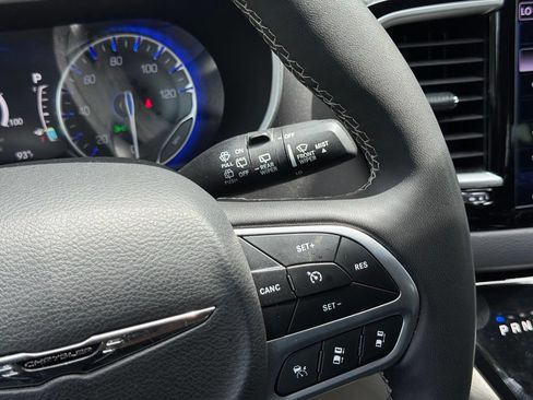 Used 2023 Chrysler Pacifica Touring-L FWD image 22