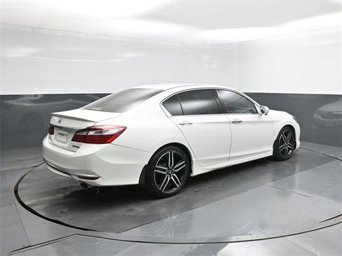 Used 2016 Honda Accord Touring image 11