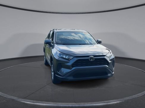Used 2022 Toyota RAV4 LE FWD image 3