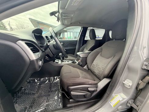 Used 2019 Jeep Cherokee Sport image 16