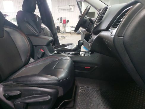 Used 2023 Jeep Cherokee Trailhawk w/ Trailer Tow Group AWD/4WD image 10