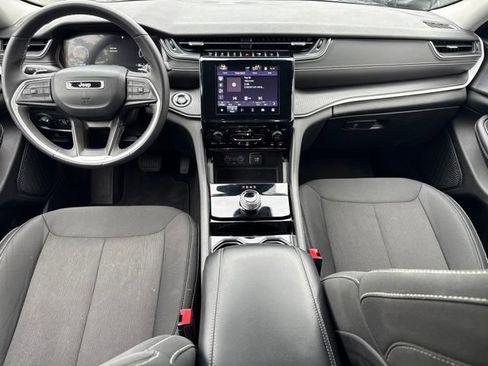 Used 2023 Jeep Grand Cherokee Laredo w/ Luxury Tech Group I AWD/4WD image 5