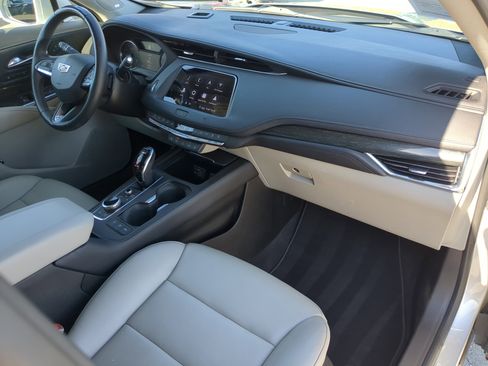 Used 2020 Cadillac XT4 Premium Luxury w/ Cold Weather Package image 11